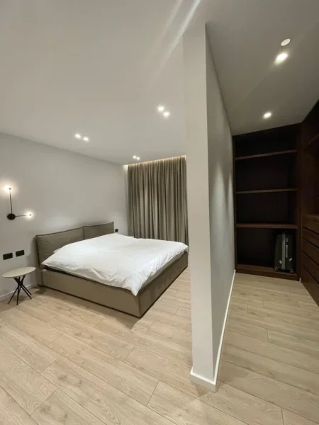 Tirane, jepet me qera apartament 2+1+Ballkon Kati 15, 160 m² 2.000 € (Fatmir Haxhiu)