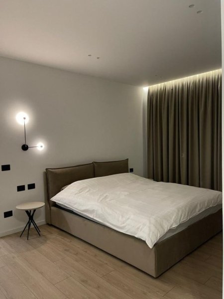 Tirane, jepet me qera apartament 2+1+Ballkon Kati 15, 160 m² 2.000 € (Fatmir Haxhiu)