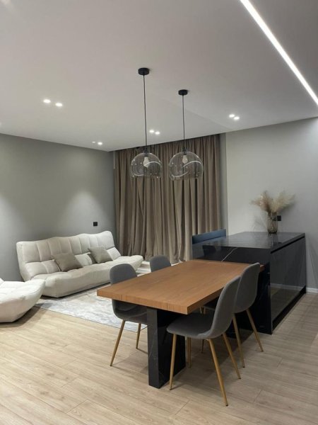 Tirane, jepet me qera apartament 2+1+Ballkon Kati 15, 160 m² 2.000 € (Fatmir Haxhiu)