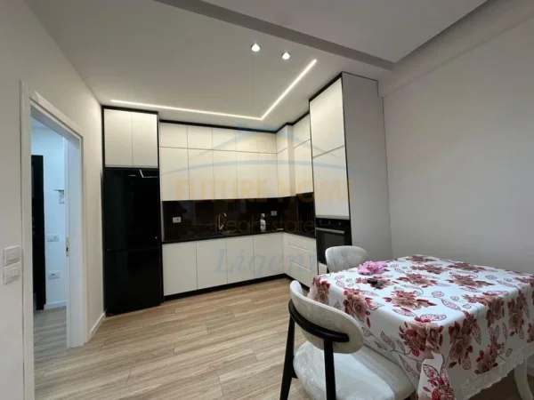 Tirane, jepet me qera apartament 1+1 Kati 5, 68 m² 500 € (Unaza e Re)