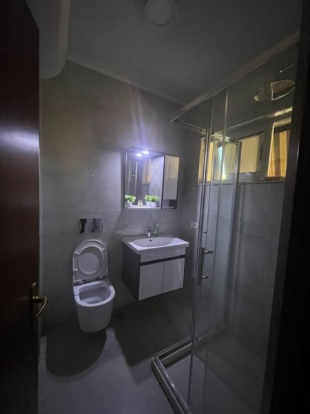 Tirane, jepet me qera apartament 3+1 , 124 m² 700 € (Komuna e Parisit)