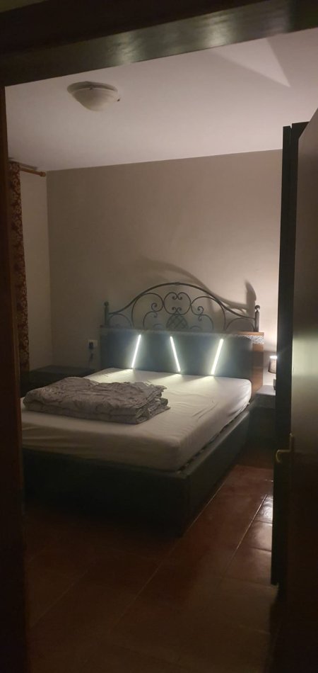 Tirane, jepet me qera apartament 3+1 , 124 m² 700 € (Komuna e Parisit)