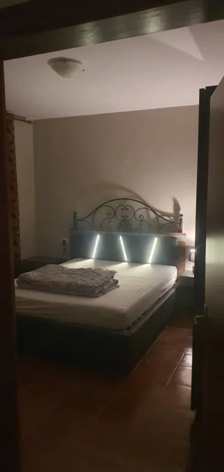 Tirane, jepet me qera apartament 3+1 , 124 m² 700 € (Komuna e Parisit)