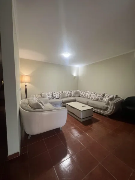 Tirane, jepet me qera apartament 3+1 , 124 m² 700 € (Komuna e Parisit)