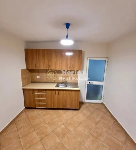 Tirane, jepet me qera apartament 1+1 Kati 1, 75 m² 300 € (Shkolla e Bashkuar)