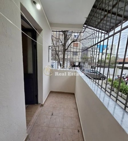 Tirane, jepet me qera apartament 1+1 Kati 1, 75 m² 300 € (Shkolla e Bashkuar)