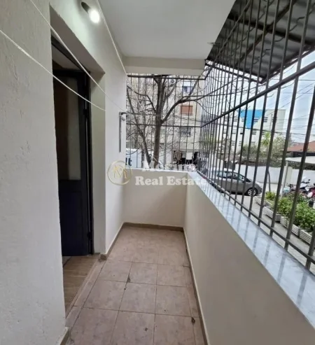Tirane, jepet me qera apartament 1+1 Kati 1, 75 m² 300 € (Shkolla e Bashkuar)