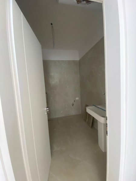 Tirane, jepet me qera ambjent biznesi Kati 2, 72 m² 750 € (KOMUNA PARISIT , KIKA2)