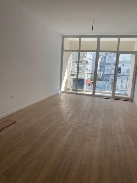 Tirane, jepet me qera ambjent biznesi Kati 2, 72 m² 750 € (KOMUNA PARISIT , KIKA2)
