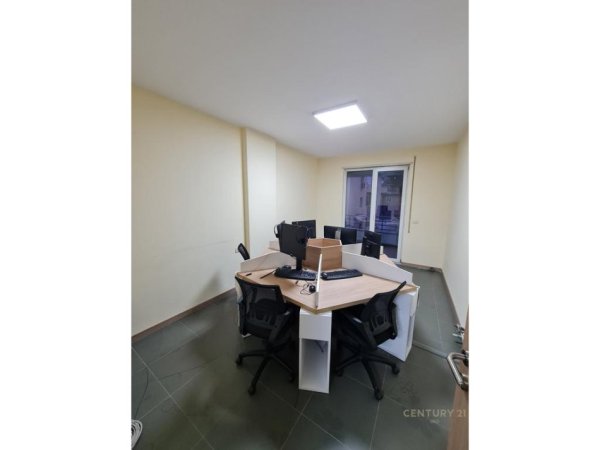Tirane, jepet me qera zyre Kati 1, 93 m² 900 € 