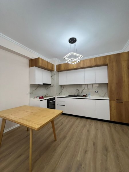 Tirane, jepet me qera apartament 2+1+Ballkon Kati 5, 93 m² 650 € 