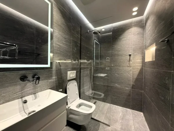 Tirane, jepet me qera apartament 3+1 Kati 3, 126 m² 1.200 € (Kodra e diellit)