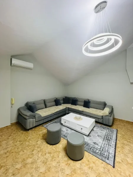Tirane, jepet me qera apartament 2+1+Ballkon Kati 4, 80 m² 650 € (Rruga e Kavajës)