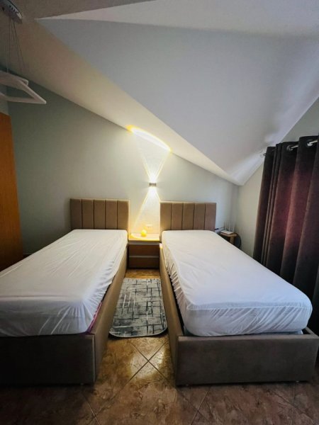 Tirane, jepet me qera apartament 2+1+Ballkon Kati 4, 80 m² 650 € (Rruga e Kavajës)