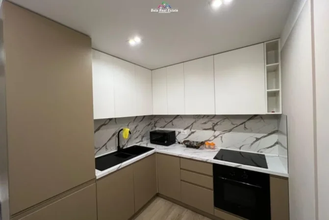 Tirane, jepet me qera apartament 1+1+Ballkon Kati 11, 60 m² 800 € (Square 21)