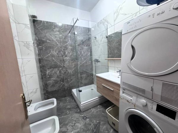 Tirane, jepet me qera apartament 2+1 Kati 2, 116 m² 850 € (LIQENI THATE)