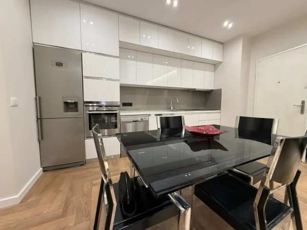 Tirane, jepet me qera apartament 2+1 Kati 5, 100 m² 1.100 € (Pazari i Ri)