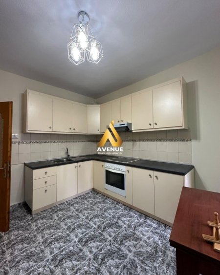 Tirane, jepet me qera apartament 3+1 Kati 3, 120 m² 600 € 