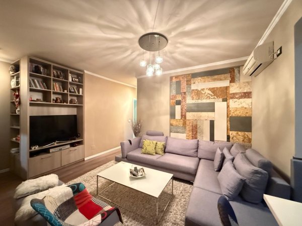 Tirane, shitet apartament 2+1+Ballkon Kati 8, 80 m² 168.000 € (Ish fusha e aviacionit)