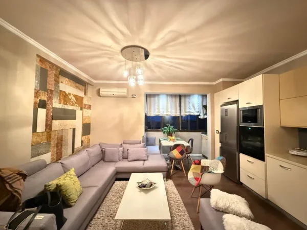Tirane, shitet apartament 2+1+Ballkon Kati 8, 80 m² 168.000 € (Ish fusha e aviacionit)