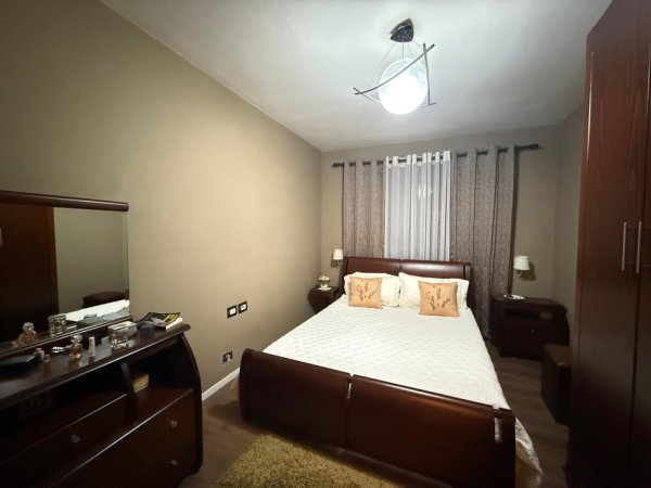 Tirane, shitet apartament 2+1+Ballkon Kati 8, 80 m² 168.000 € (Ish fusha e aviacionit)