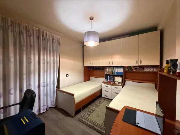 Tirane, shitet apartament 2+1+Ballkon Kati 8, 80 m² 168.000 € (Ish fusha e aviacionit)