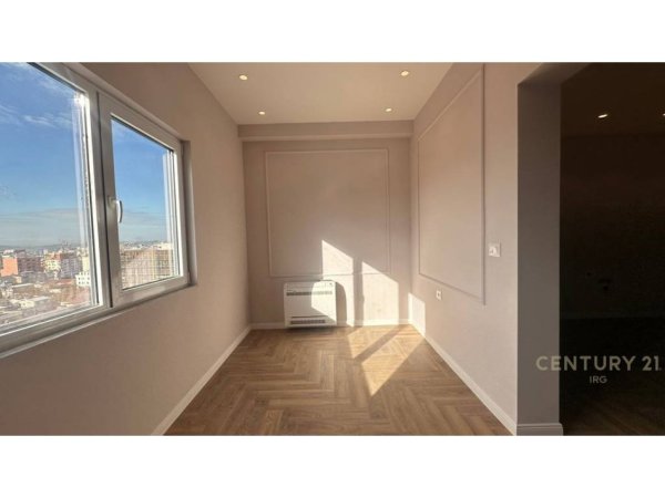 Tirane, shitet apartament duplex 2+1+Ballkon Kati 13, 215 m² (Shallvare)