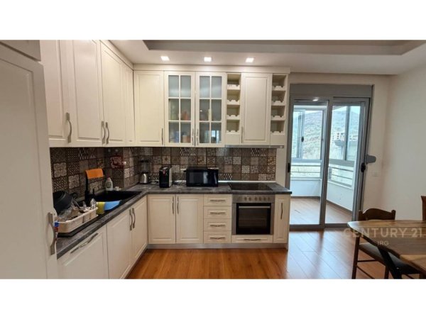 Tirane, jepet me qera apartament 2+1 Kati 5, 106 m² 800 € (Liqeni i Thate)