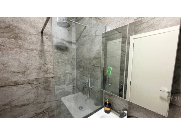 Tirane, jepet me qera apartament 2+1 Kati 5, 106 m² 800 € (Liqeni i Thate)