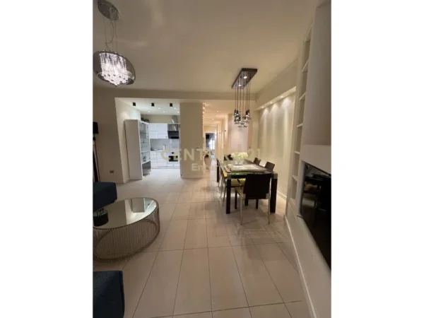 Tirane, jepet me qera apartament 3+1 Kati 6, 136 m² 1.500 € (Rruga e Kosovarve)