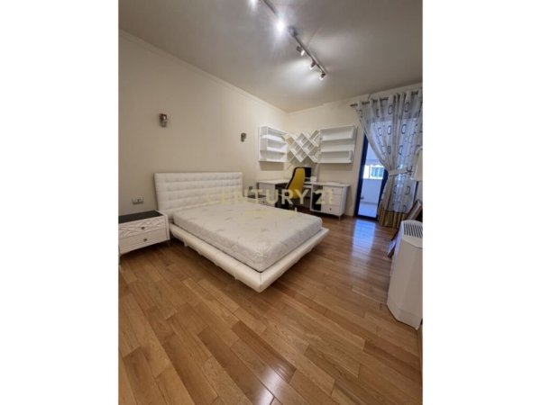 Tirane, jepet me qera apartament 3+1 Kati 6, 136 m² 1.500 € (Rruga e Kosovarve)