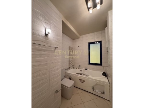 Tirane, jepet me qera apartament 3+1 Kati 6, 136 m² 1.500 € (Rruga e Kosovarve)