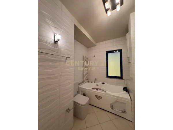 Tirane, jepet me qera apartament 3+1 Kati 6, 136 m² 1.500 € (Rruga e Kosovarve)