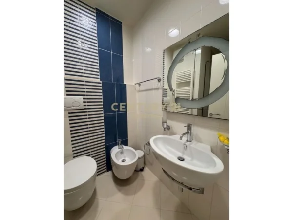 Tirane, jepet me qera apartament 3+1 Kati 6, 136 m² 1.500 € (Rruga e Kosovarve)