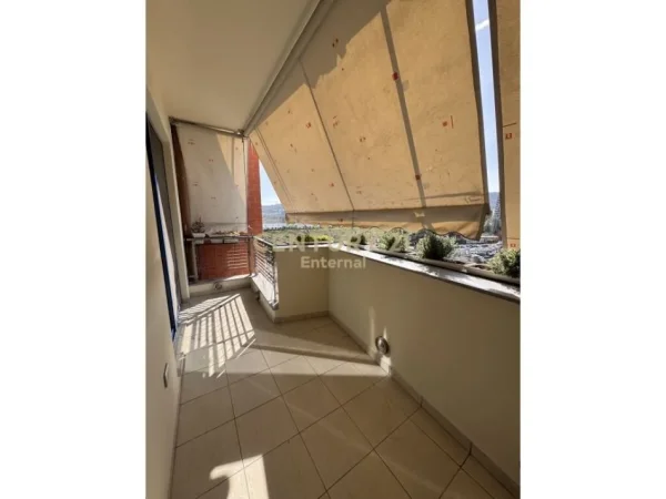 Tirane, jepet me qera apartament 3+1 Kati 6, 136 m² 1.500 € (Rruga e Kosovarve)