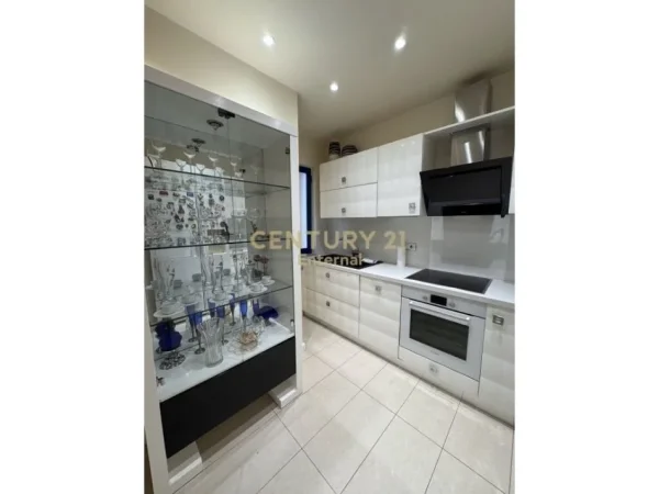 Tirane, jepet me qera apartament 3+1 Kati 6, 136 m² 1.500 € (Rruga e Kosovarve)