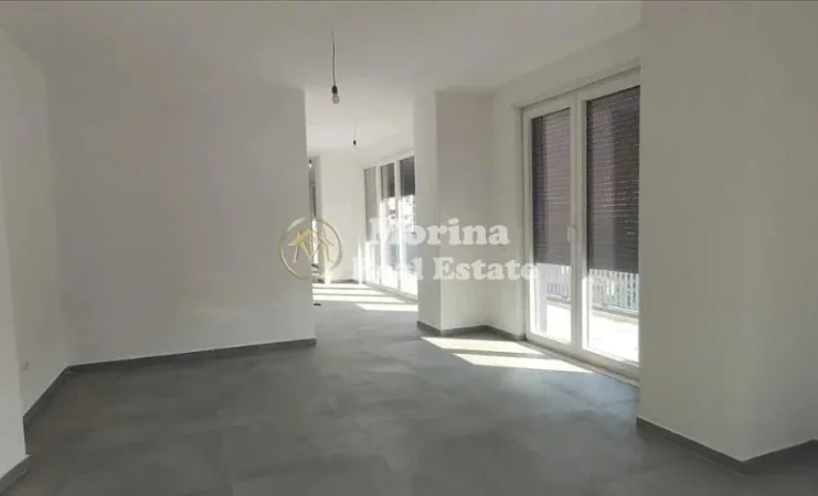 Tirane, jepet me qera ambjent biznesi Kati 5, 220 m² 2.500 € (Qender)