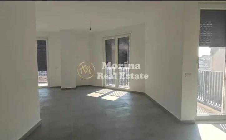 Tirane, jepet me qera ambjent biznesi Kati 5, 220 m² 2.500 € (Qender)