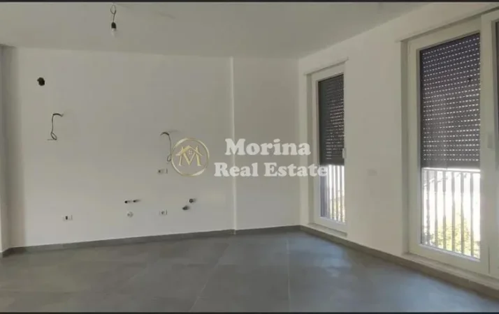 Tirane, jepet me qera ambjent biznesi Kati 5, 220 m² 2.500 € (Qender)