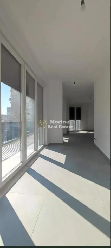 Tirane, jepet me qera ambjent biznesi Kati 5, 220 m² 2.500 € (Qender)