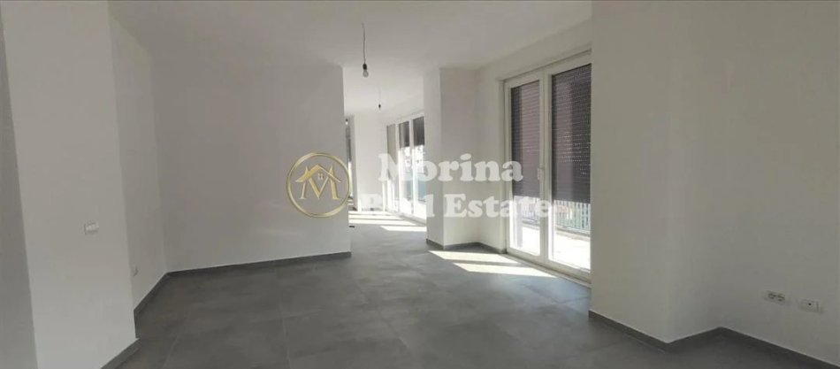 Tirane, jepet me qera ambjent biznesi Kati 5, 220 m² 2.500 € (Qender)