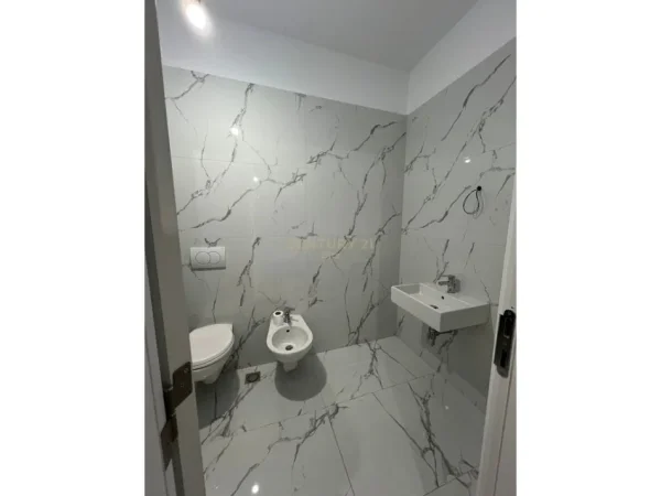 Tirane, jepet me qera apartament 2+1 Kati 2, 105 m² 700 € (Bulevardi i Ri)