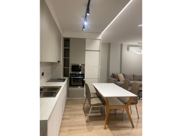 Tirane, jepet me qera apartament 2+1 Kati 3, 107 m² 1.500 € (Rruga e Kosovarve)