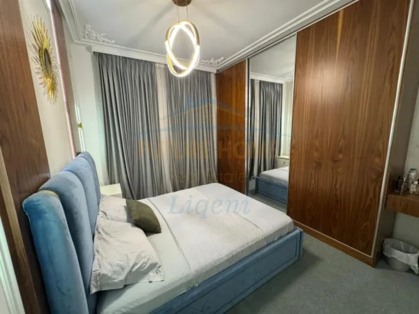 Tirane, jepet me qera apartament 3+1+Parkim Kati 4, 127 m² 1.500 € (ZOGU I ZI)