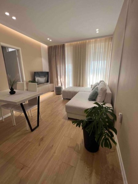 Tirane, jepet me qera apartament 1+1+Ballkon Kati 8, 60 m² 620 € (kompleksi siri 2)