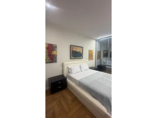 Tirane, jepet me qera apartament 2+1+Parkim Kati 5, 81 m² 1.100 € (Rruga Hoxha Tahsim , Pazari i Ri)