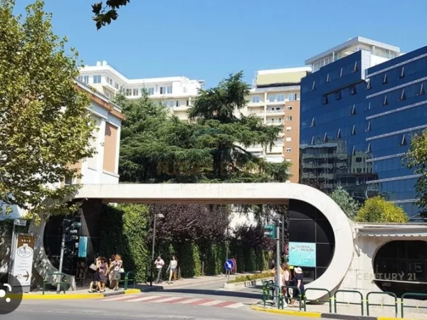 Tirane, jepet me qera ambjent biznesi Kati 1, 100 m² 950 € (Rruga Panorama , Kompleksi Panorama)