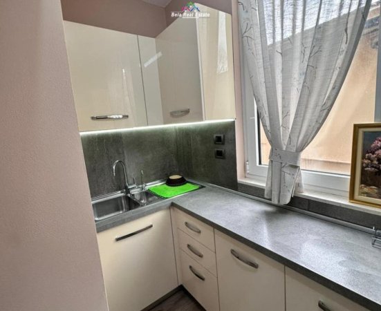 Tirane, jepet me qera apartament 2+1+Ballkon Kati 2, 75 m² 700 € (Prane Keshit)