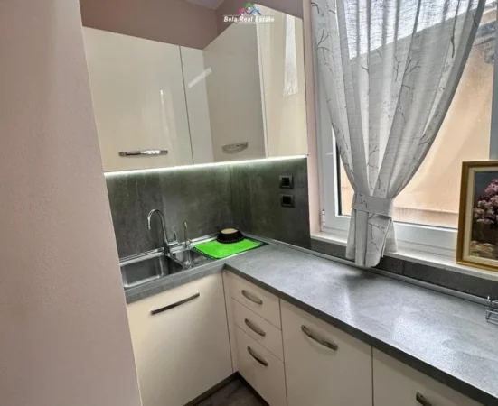 Tirane, jepet me qera apartament 2+1+Ballkon Kati 2, 75 m² 700 € (Prane Keshit)