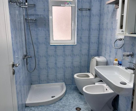 Tirane, jepet me qera apartament 2+1+Ballkon Kati 2, 75 m² 700 € (Prane Keshit)